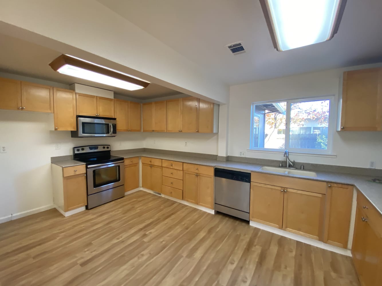 907 Whitney Ave photo 4