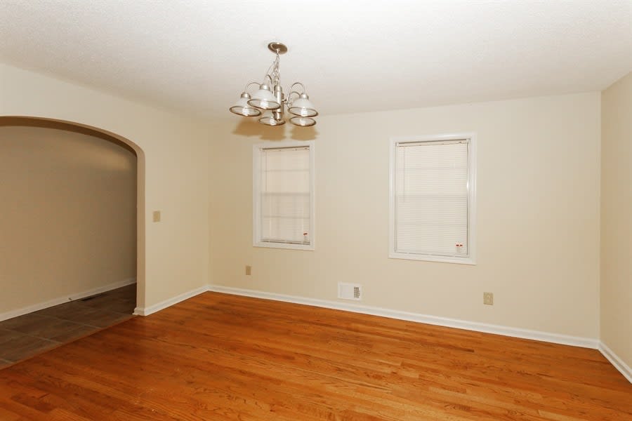 323 Princess Ave photo 2