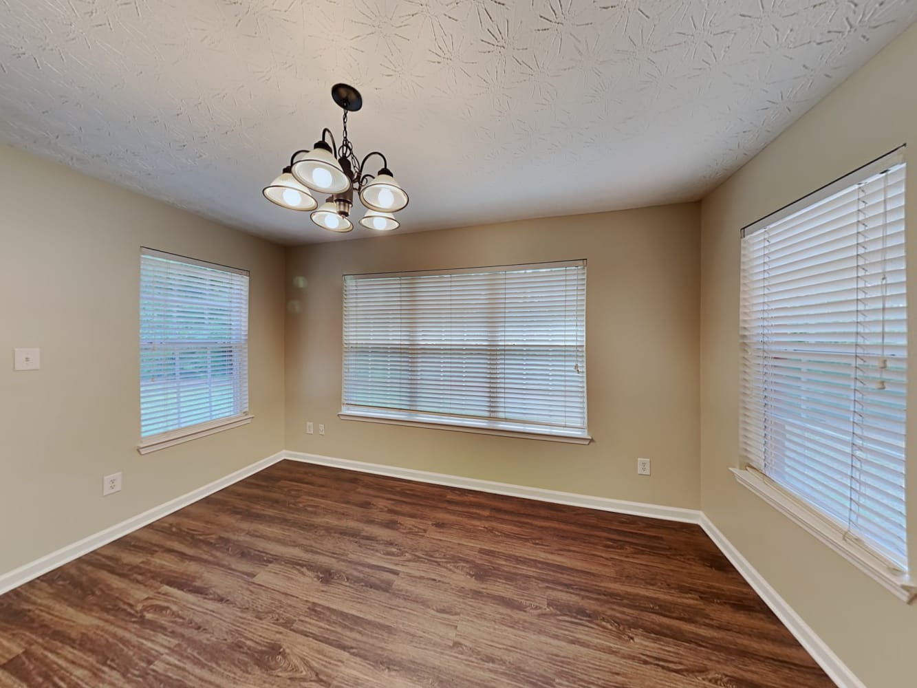 206 Vernon Walk photo 5