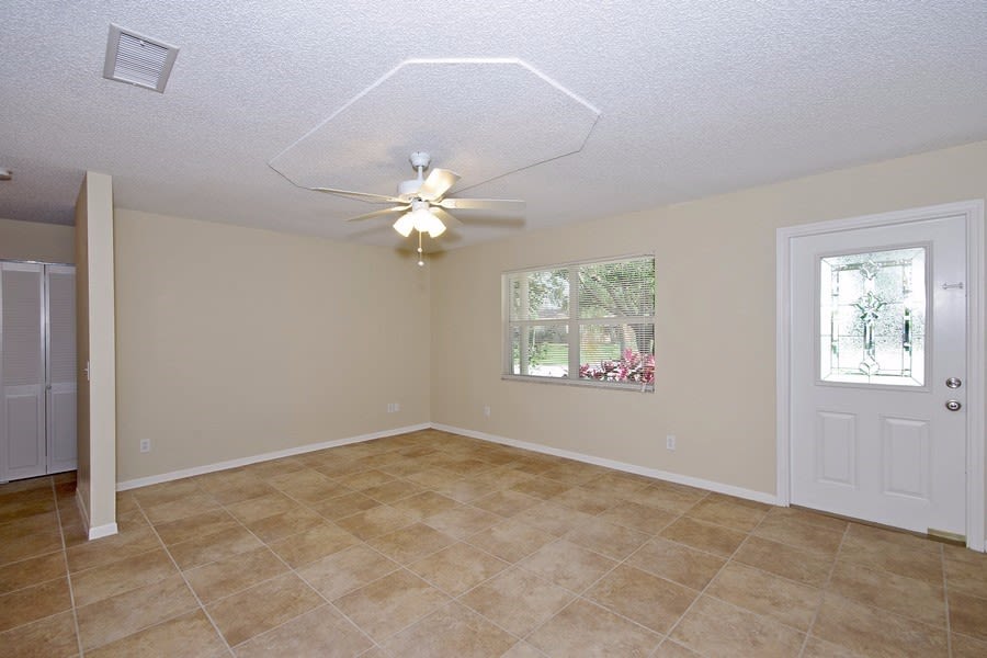 2744 Corbusier Dr photo 2