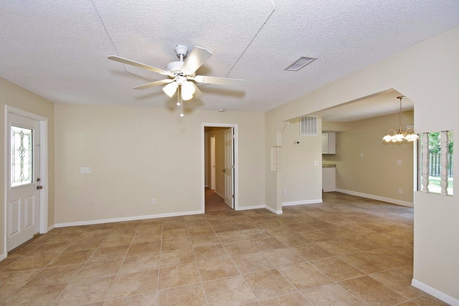2744 Corbusier Dr photo 4