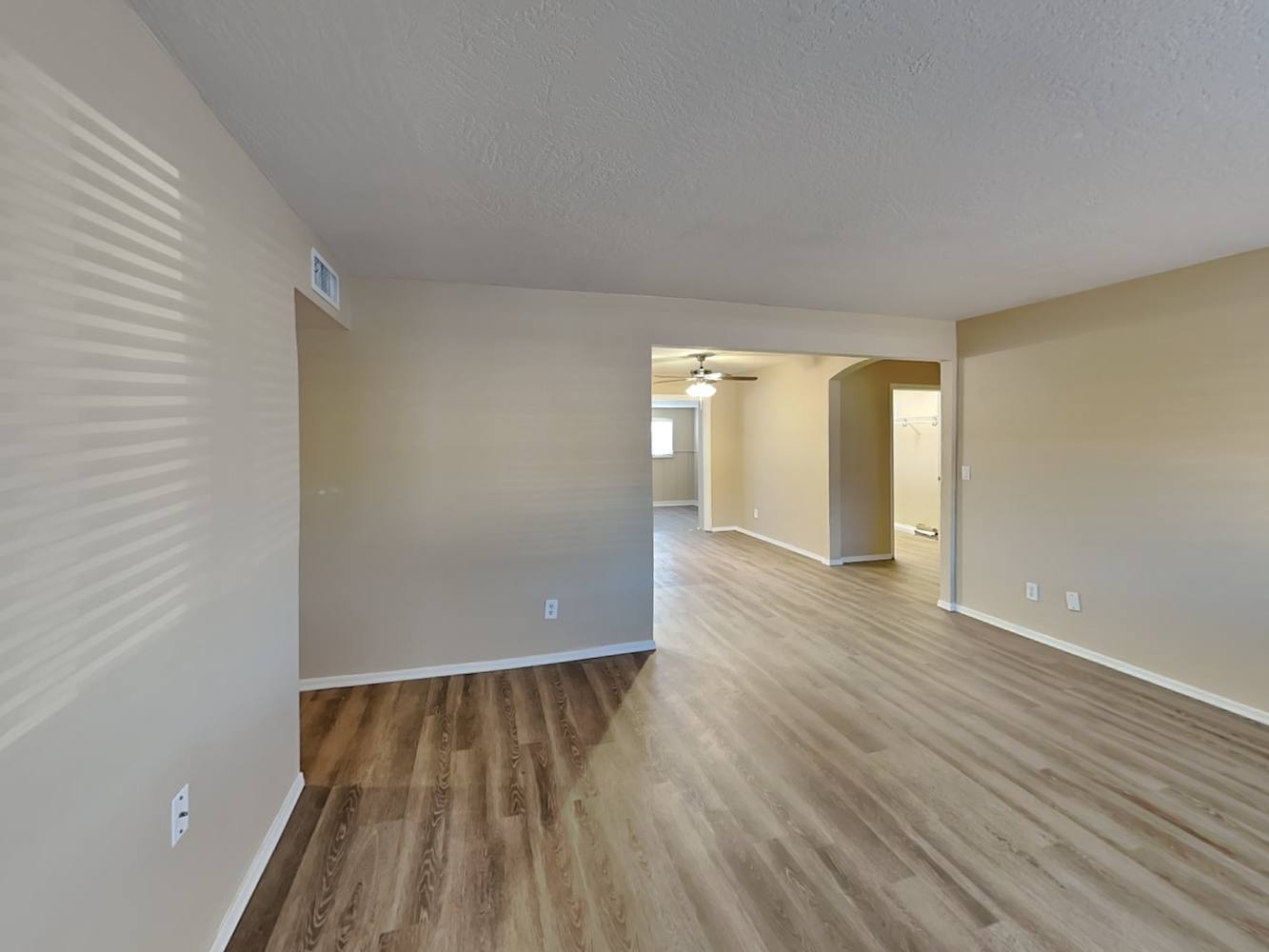 4107 W Desert Hills Dr photo 3