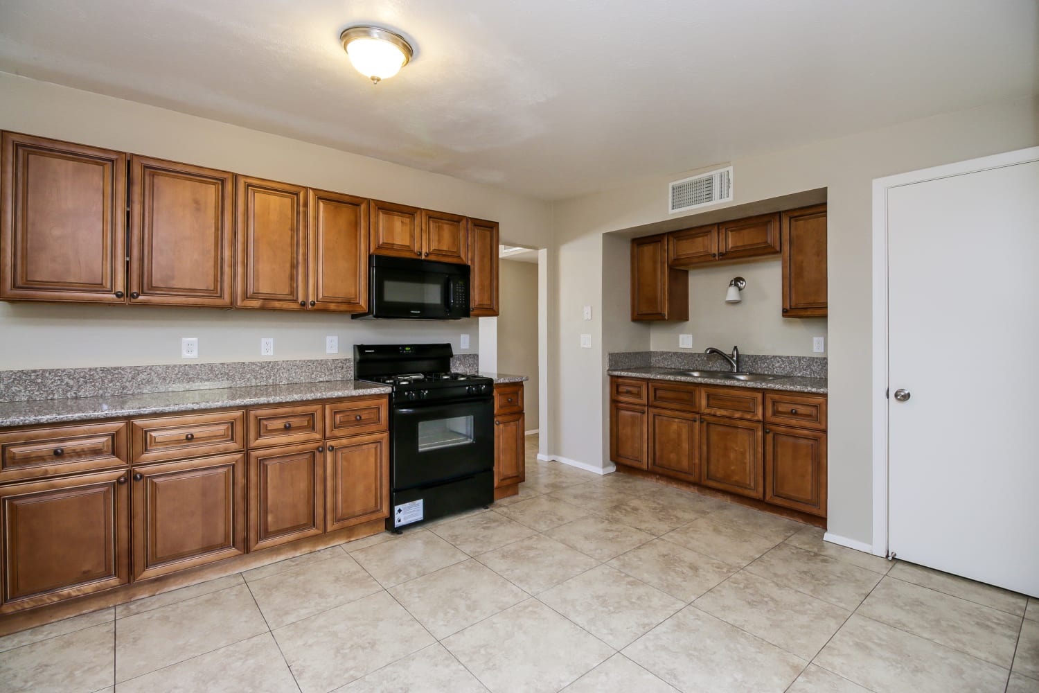 1641 W 6th Dr photo 4