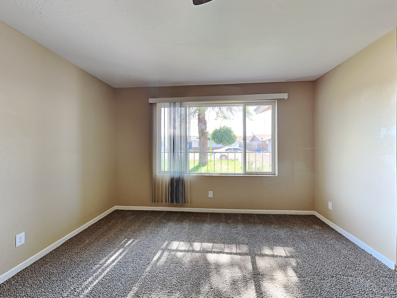14226 N 27th Dr photo 3