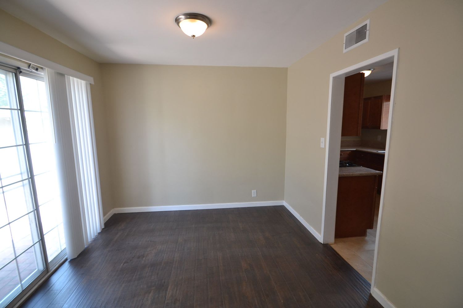 15309 Kingsbury St photo 4
