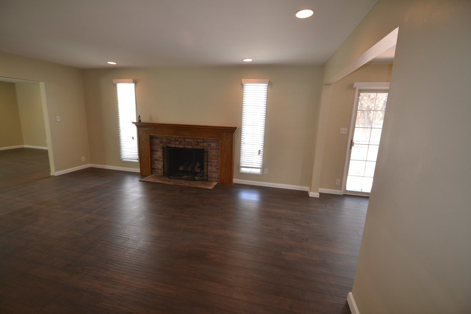 15309 Kingsbury St photo 2