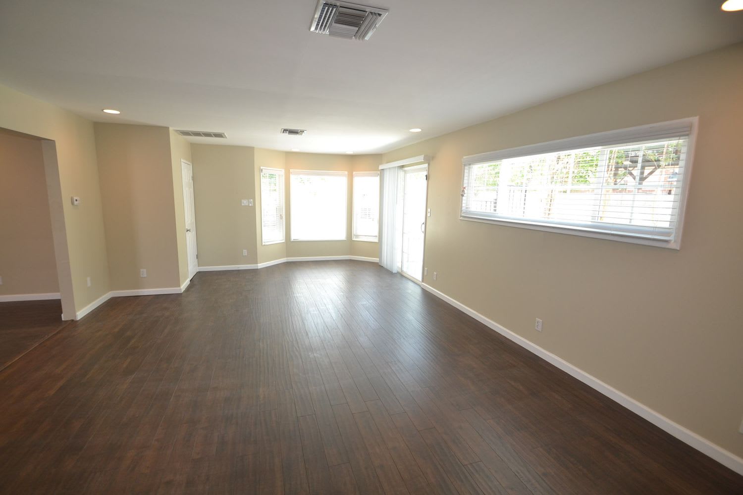 15309 Kingsbury St photo 3