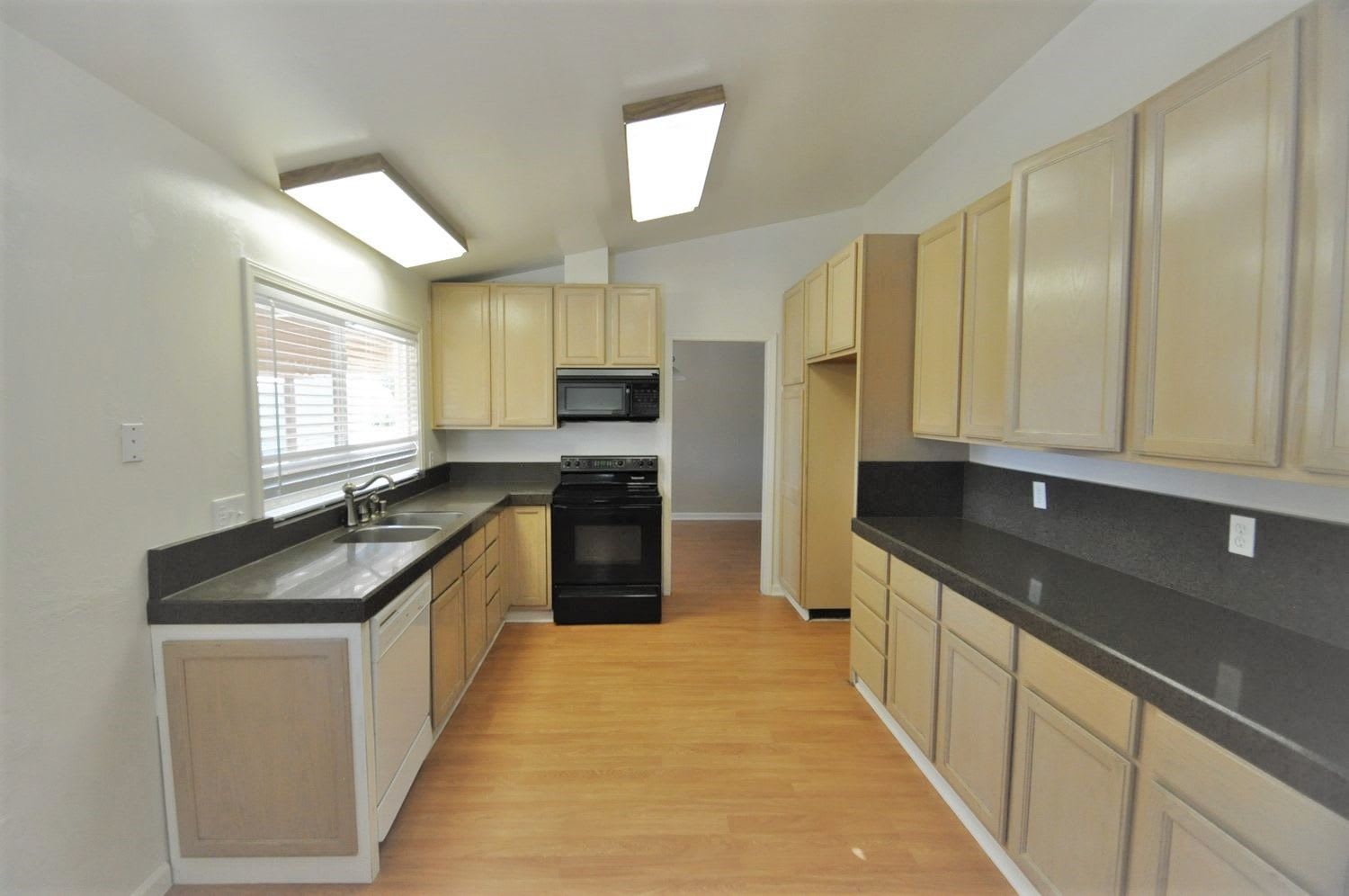 385 Woodside Cir photo 5