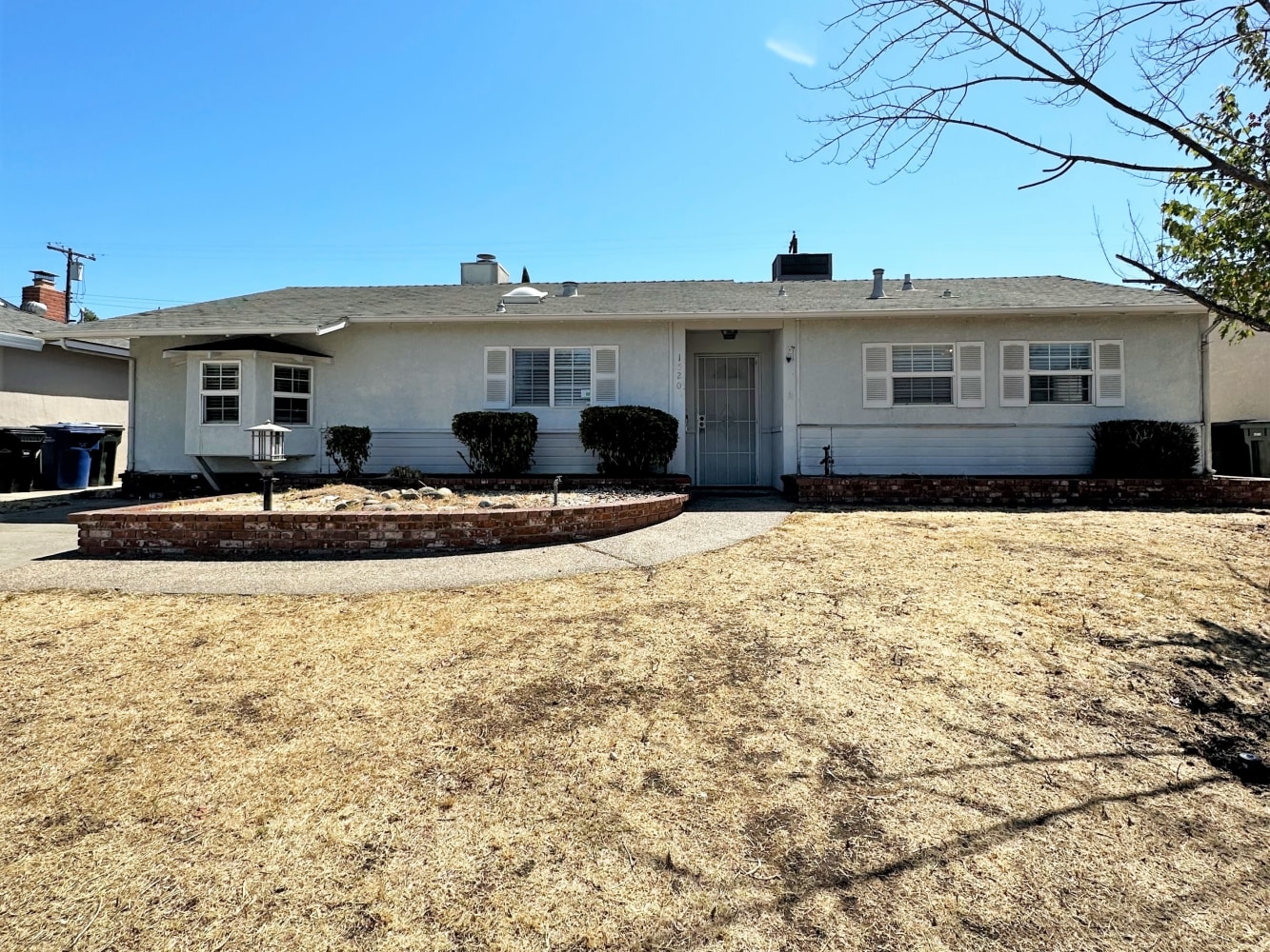 1520 Gladstone Dr photo 2