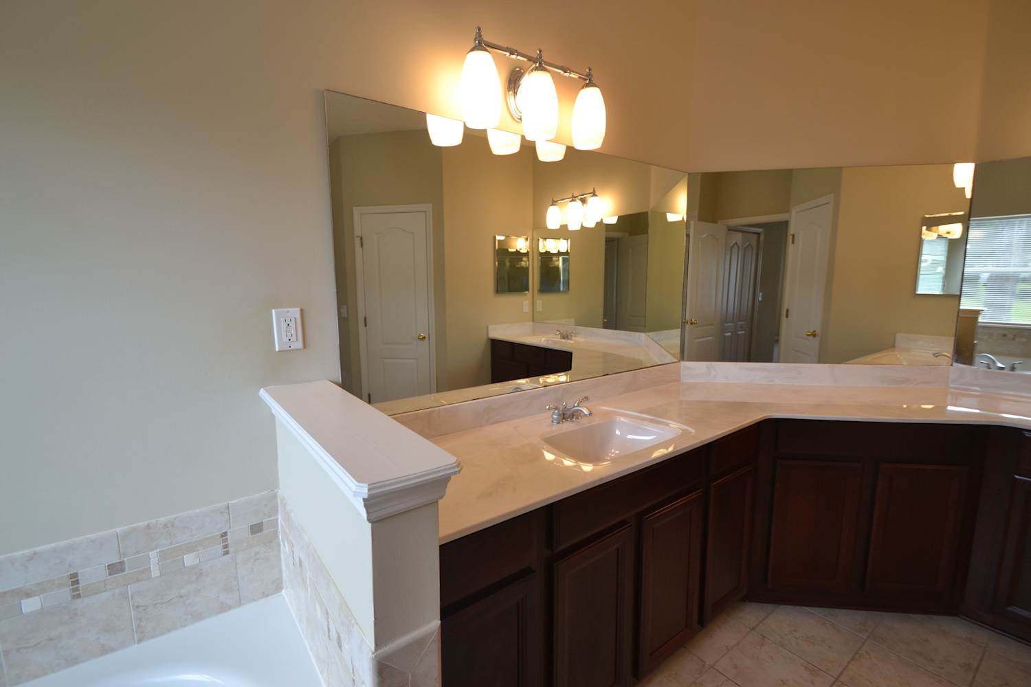 3115 Wandering Oaks Dr photo 4