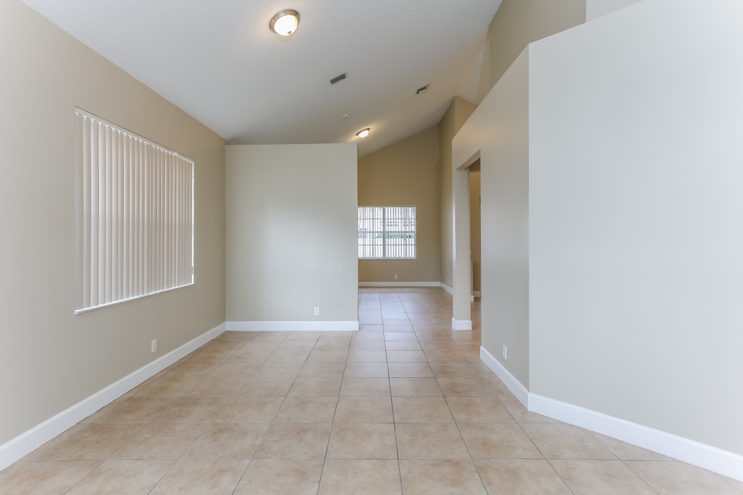 335 Cambridge Dr photo 4