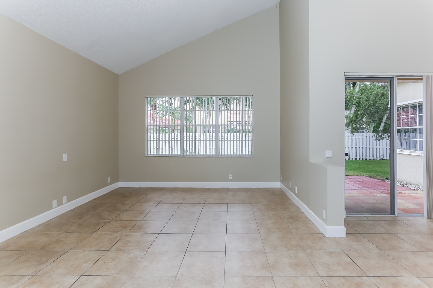 335 Cambridge Dr photo 2