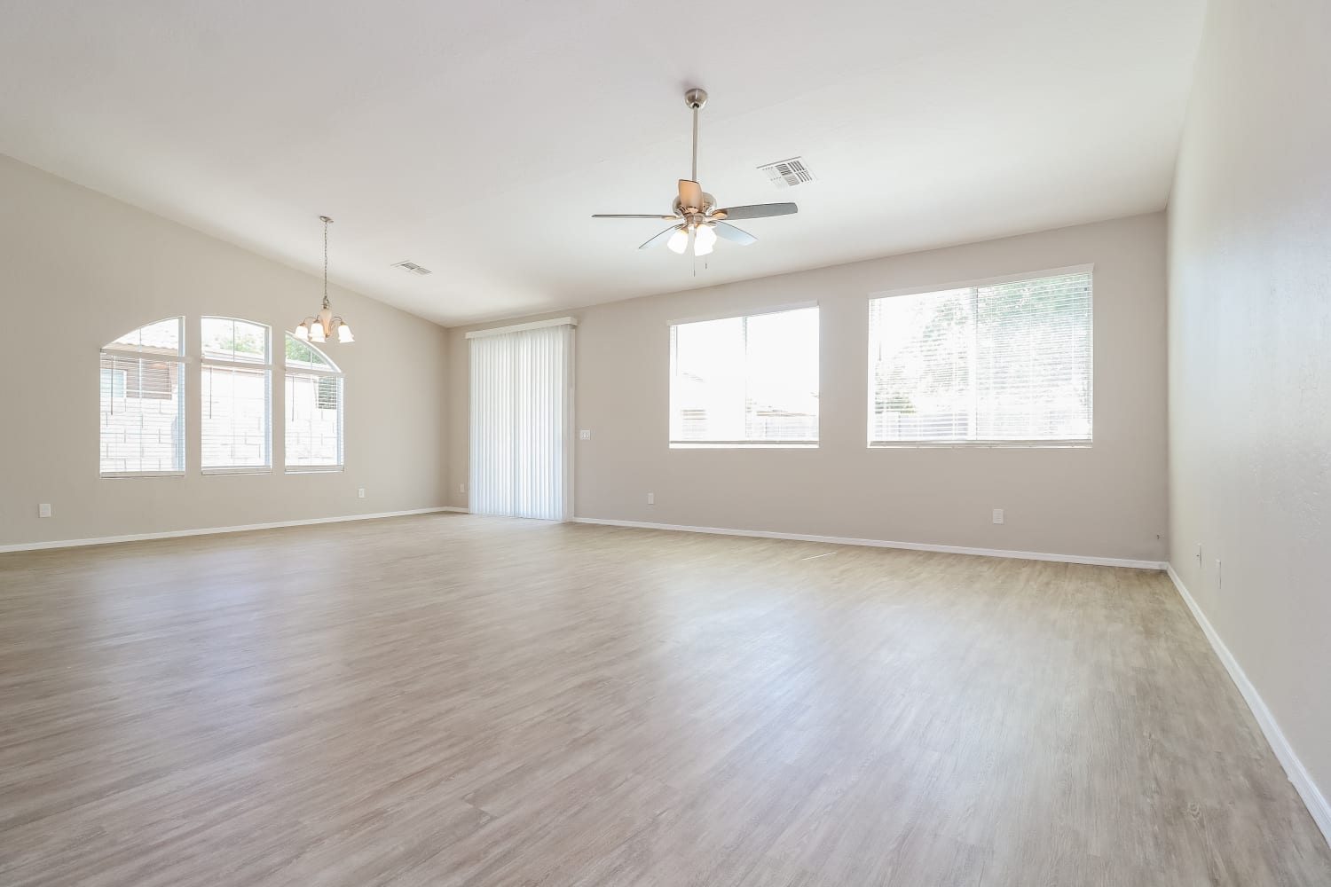 2015 W Carson Road photo 4