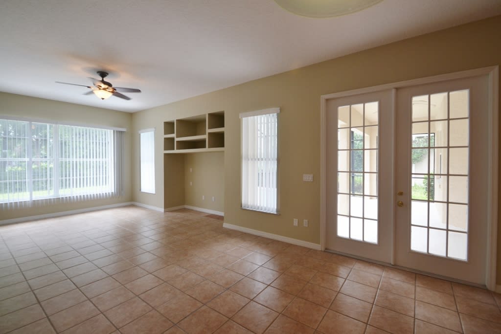 726 Lakeworth Cir photo 4