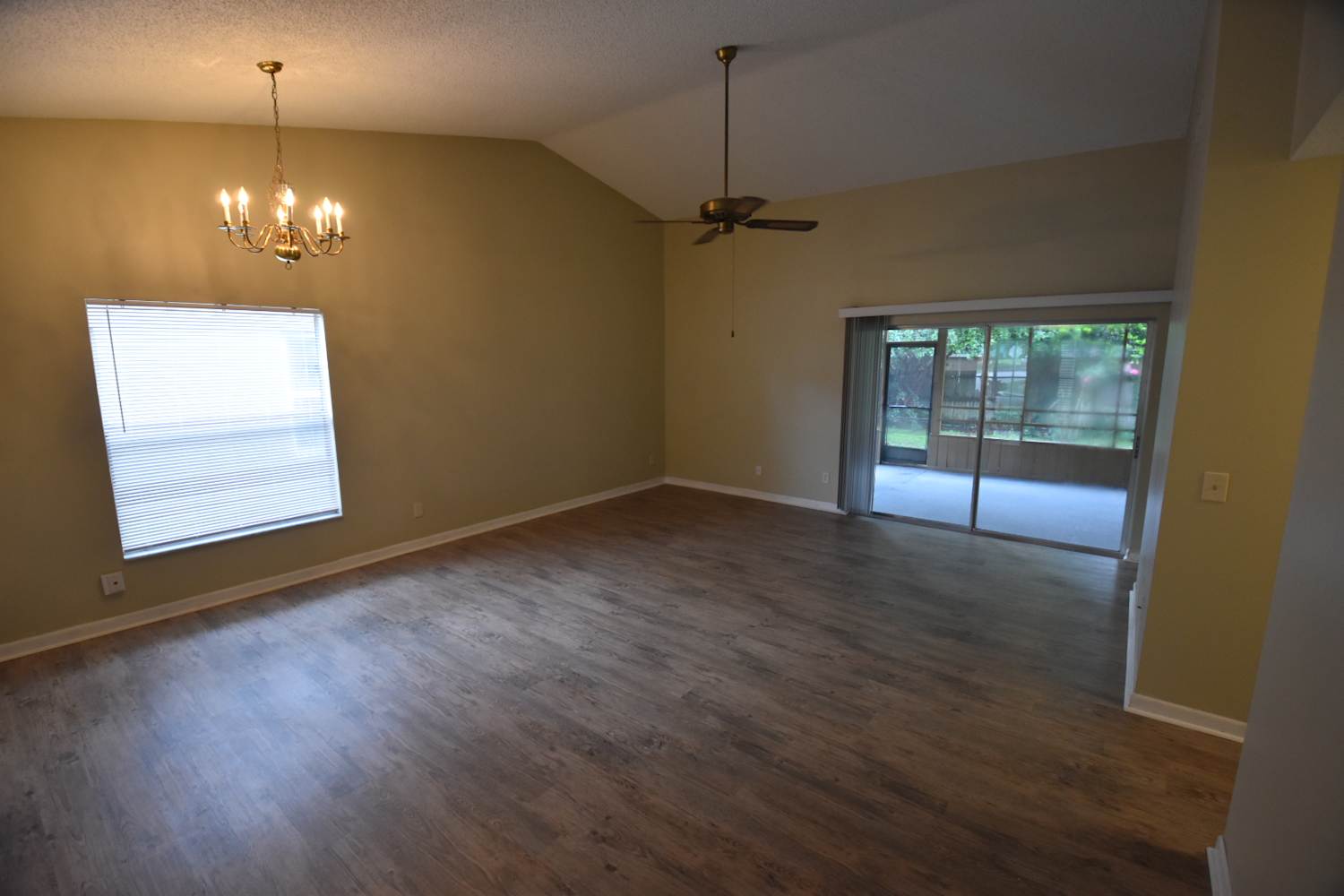 1070 Gwyn Cir photo 2