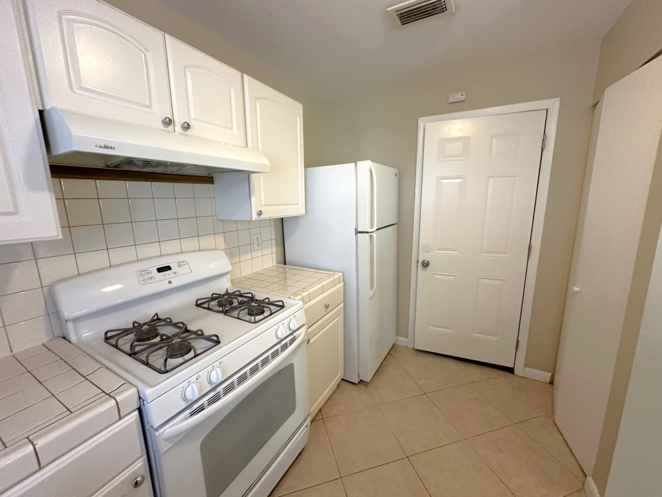2454 Hope Ave photo 4