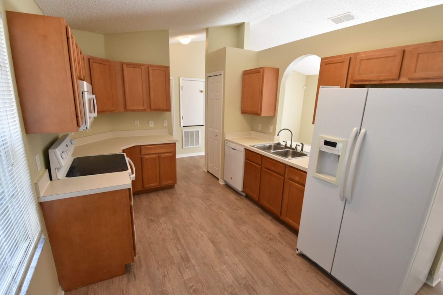 116 E Holly Dr photo 3