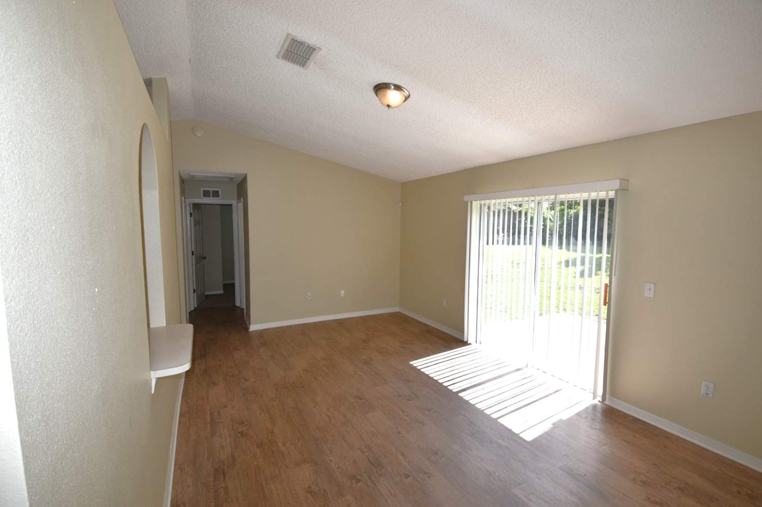 116 E Holly Dr photo 2
