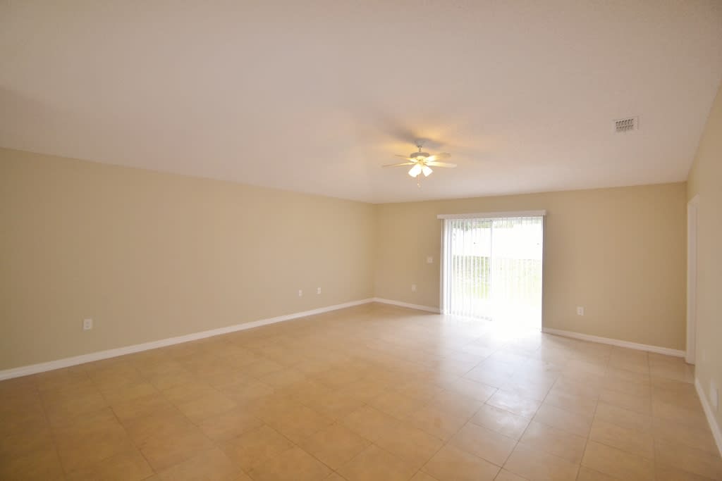 1556 Deerfield Ave photo 4
