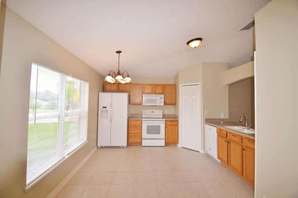 1556 Deerfield Ave photo 2