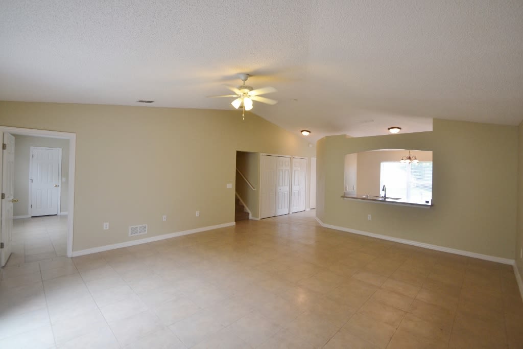 1556 Deerfield Ave photo 3