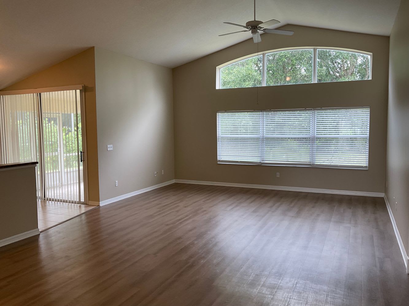 1121 Hartbourne Ln photo 5