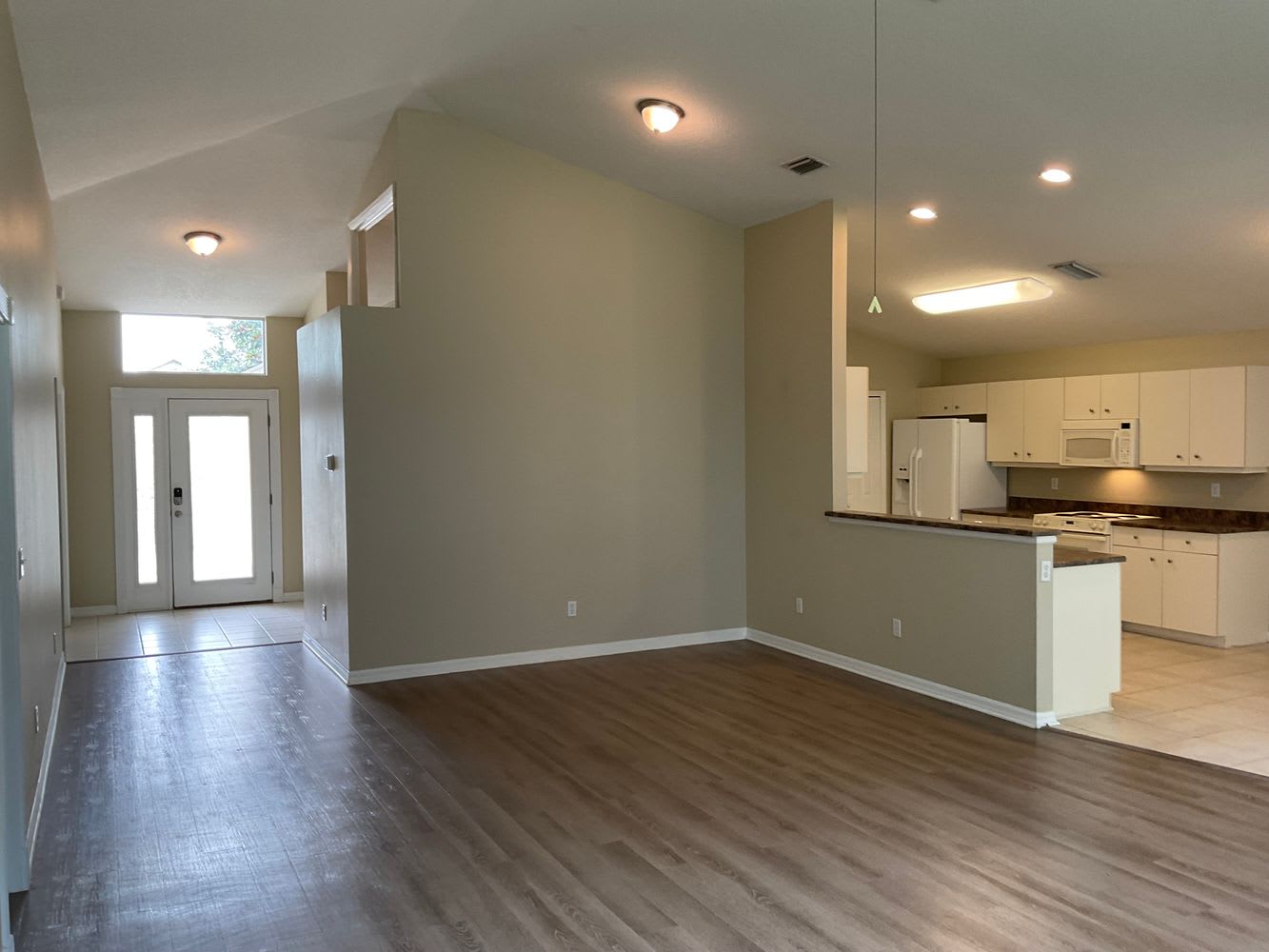 1121 Hartbourne Ln photo 2