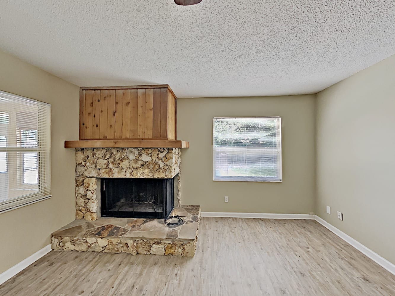 1601 Aster Dr photo 2