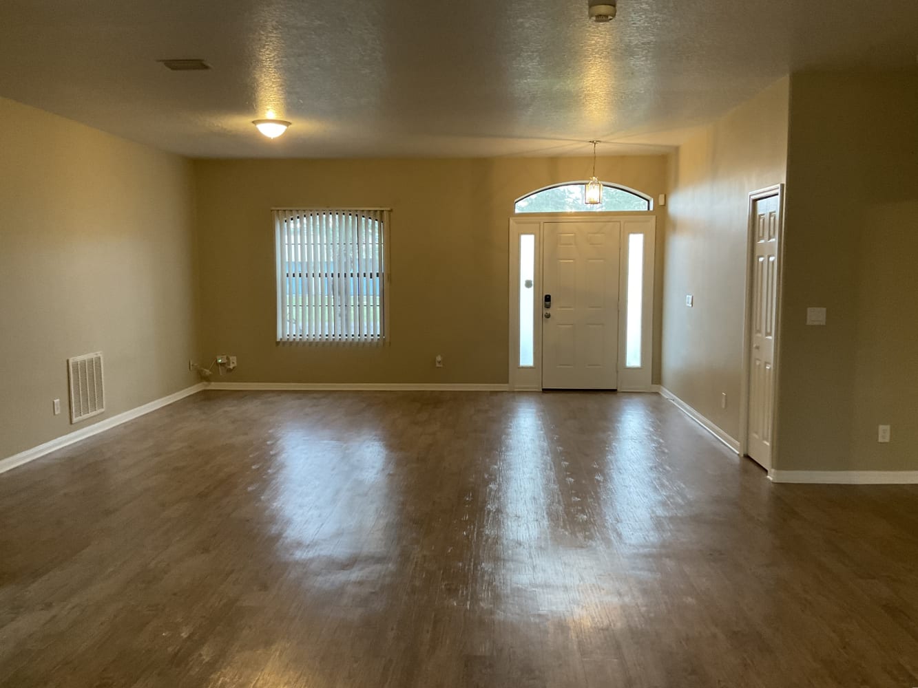 412 Commodore Ave NW photo 2