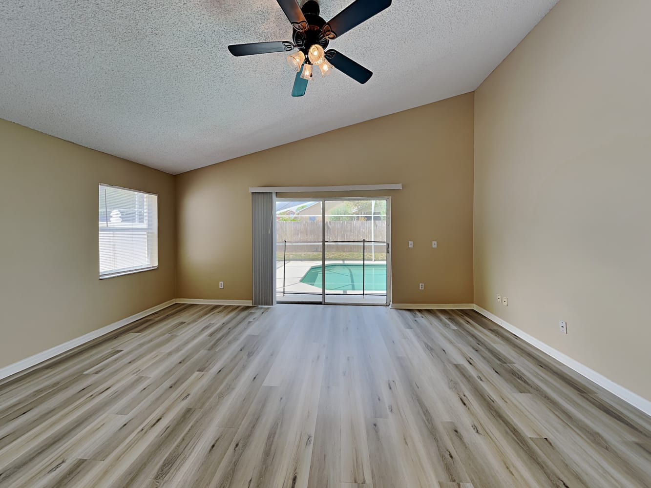 408 Riggs Cir photo 3