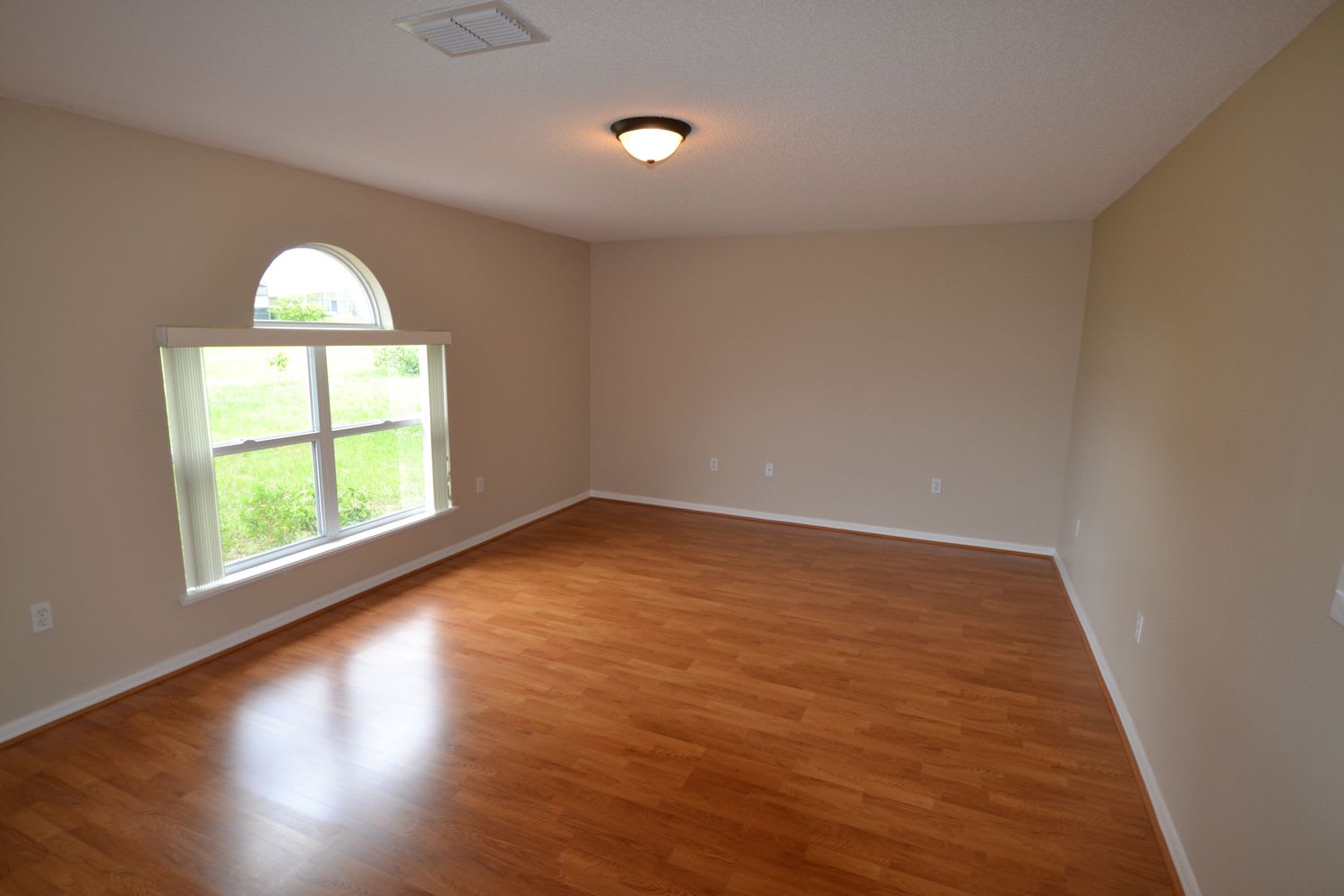 496 Elgin Blvd photo 2