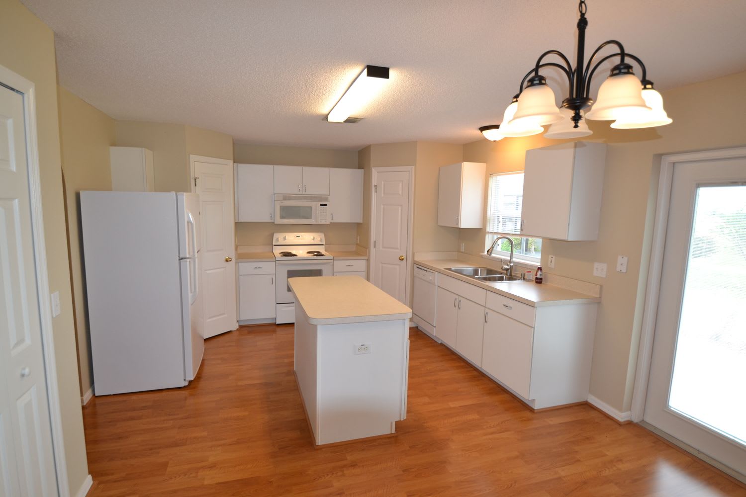 496 Elgin Blvd photo 4