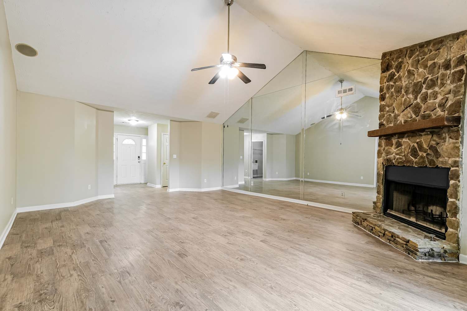 1570 Canberra Dr photo 4