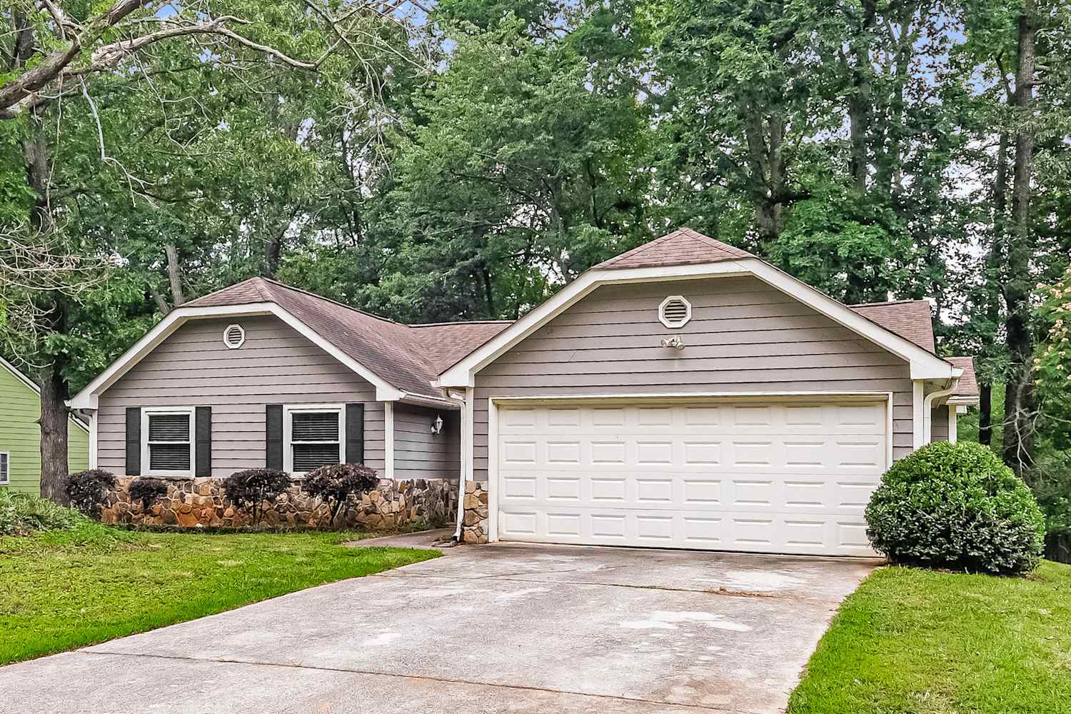 1570 Canberra Dr photo 3