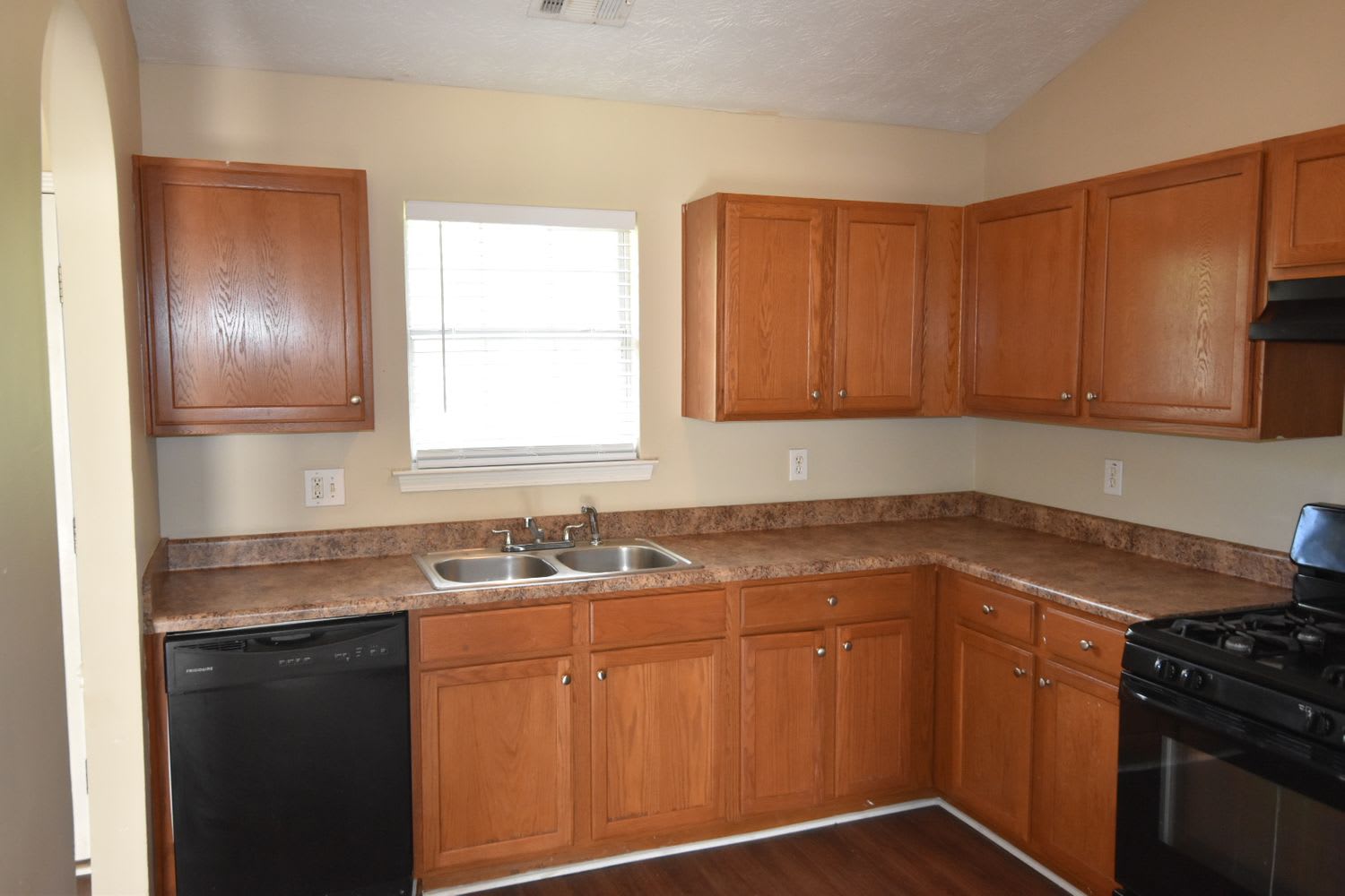 485 Rosewood Cir photo 3