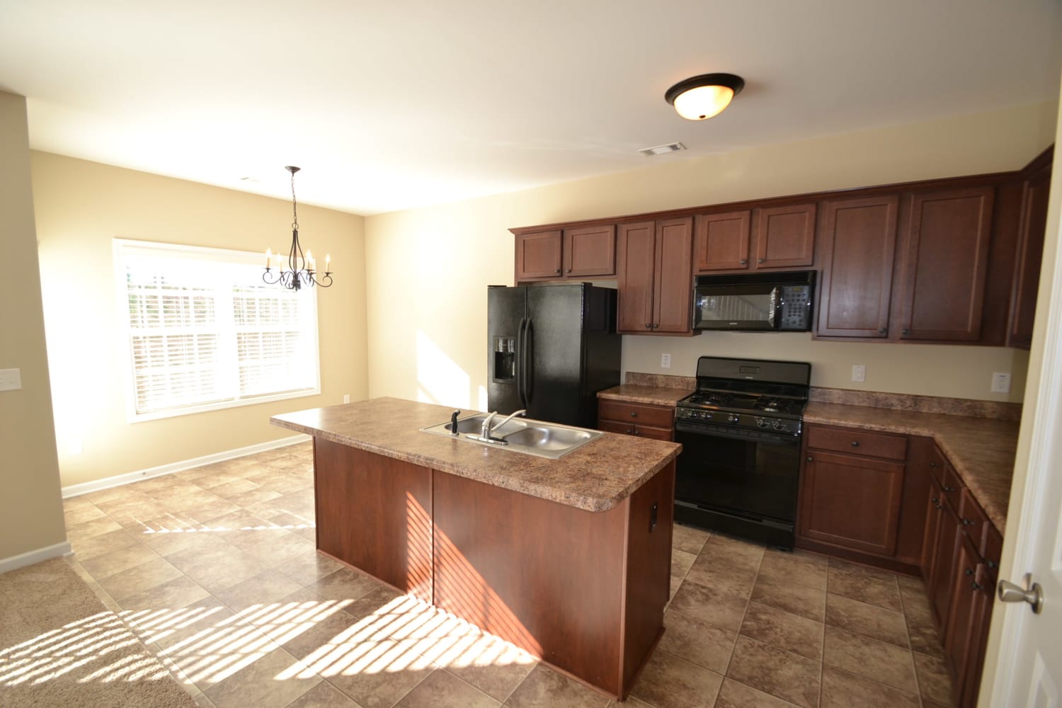 2472 Folsom St photo 4