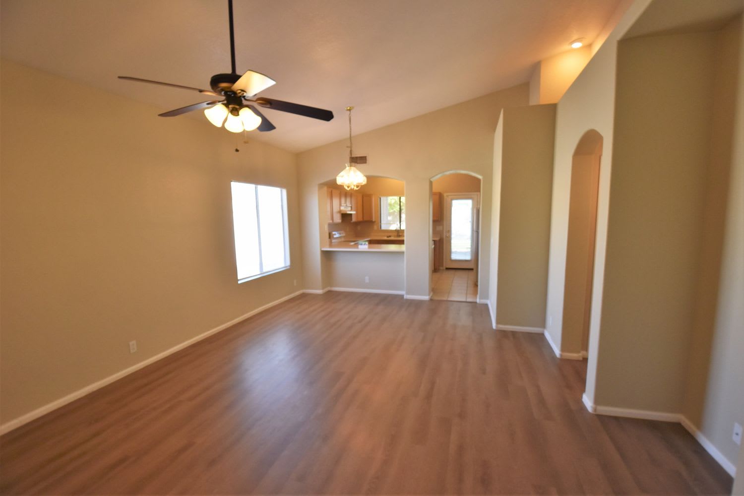 8934 W Paradise Dr photo 3