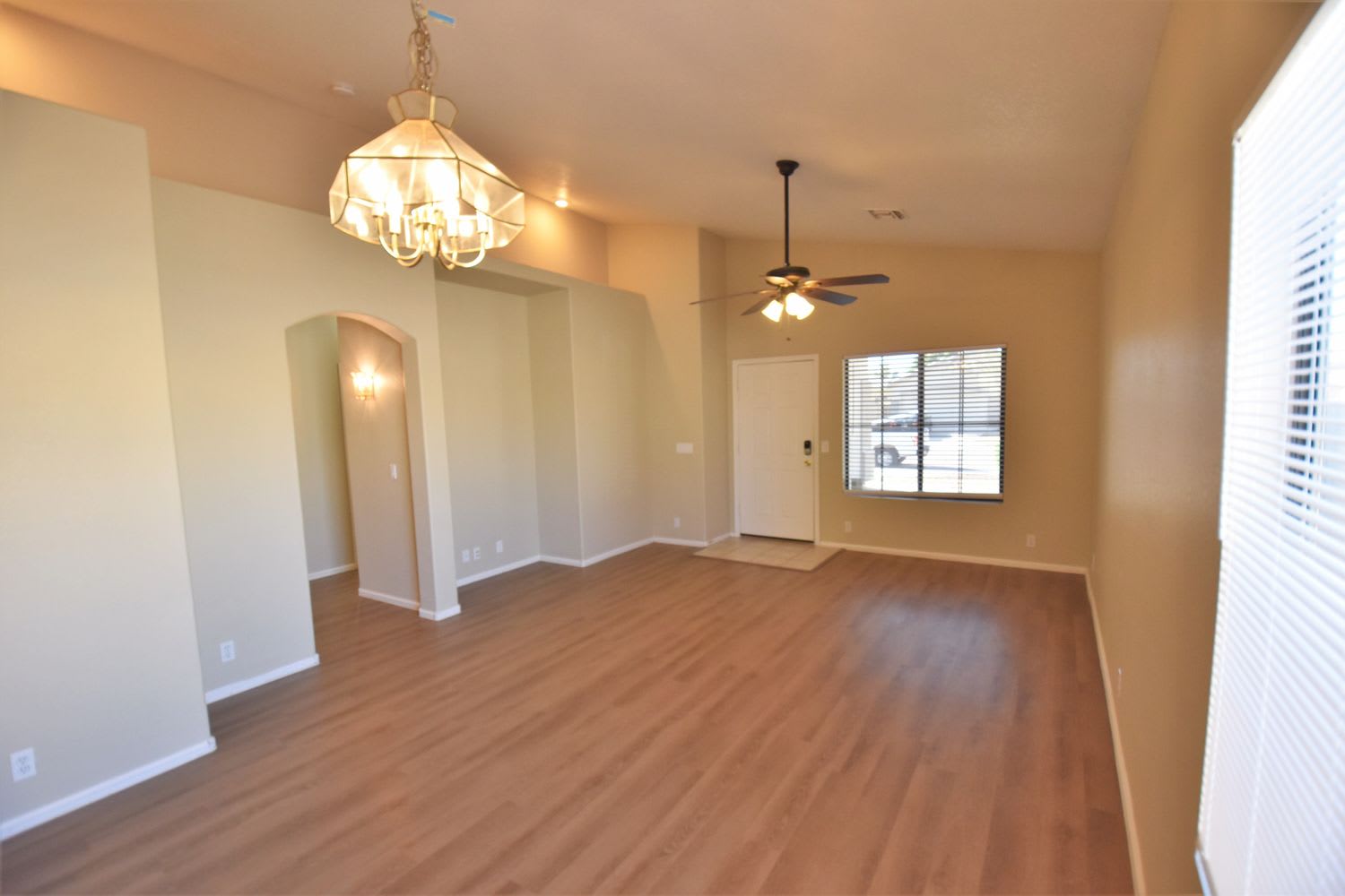 8934 W Paradise Dr photo 2