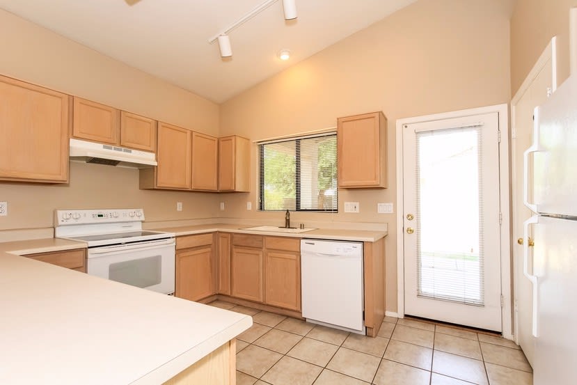 8934 W Paradise Dr photo 4