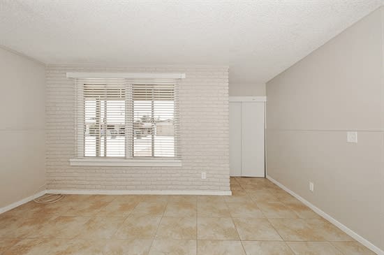4131 N 74th Dr photo 3
