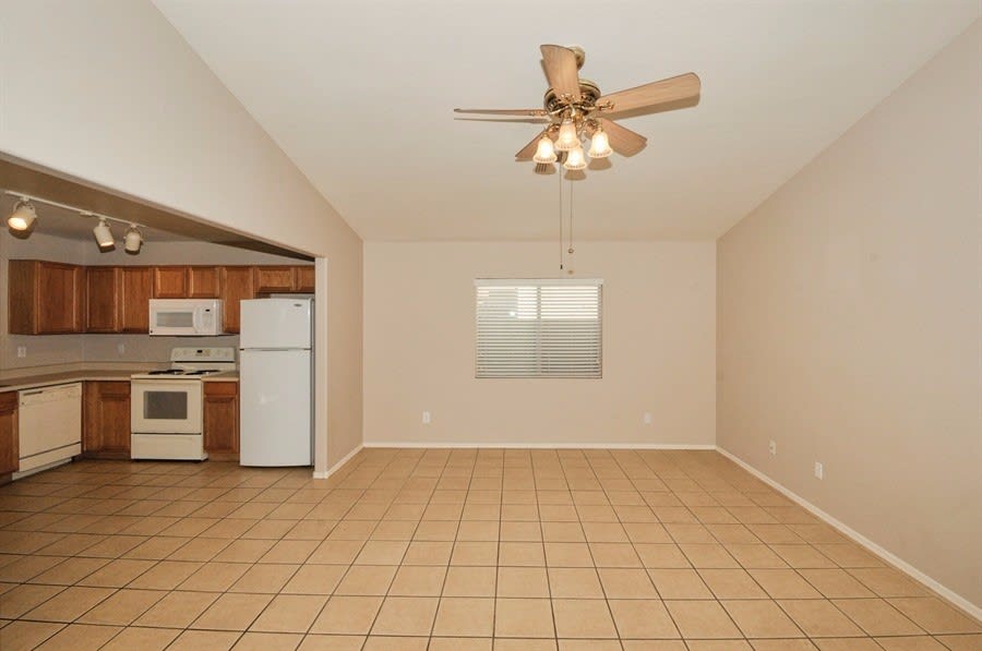 17838 W Ventura St photo 4