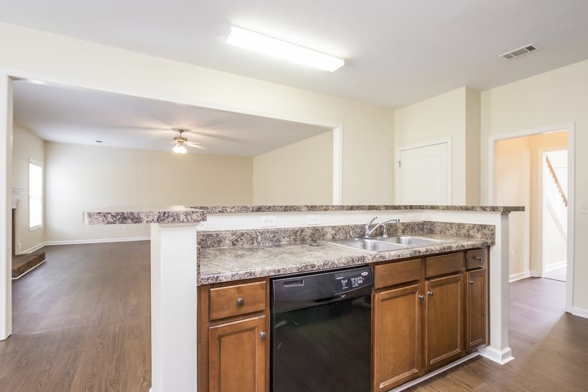 372 Kyles Cir photo 4