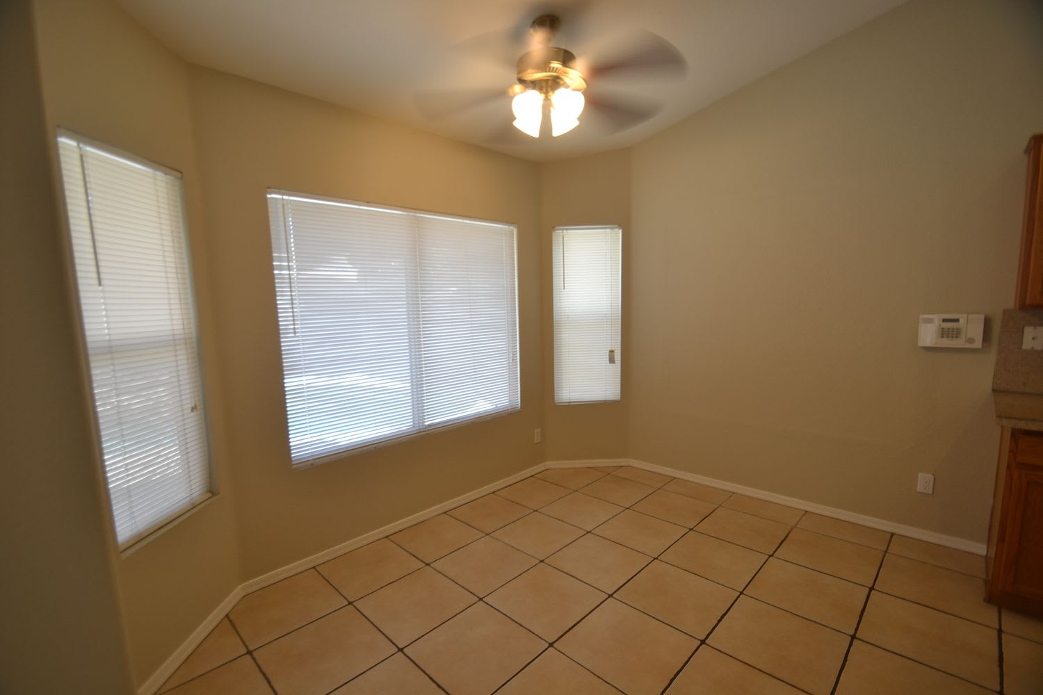 8554 W Holly St photo 2