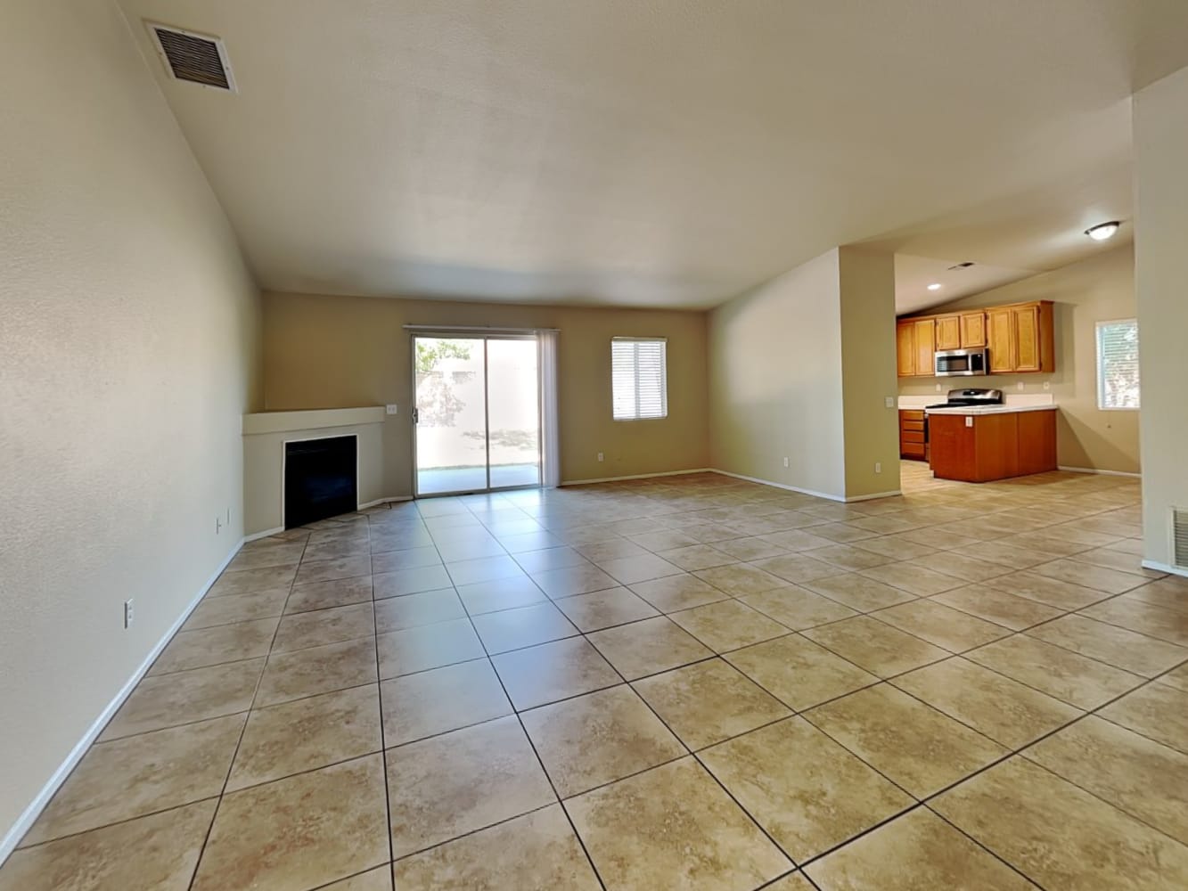 2628 N Maple Ave photo 3