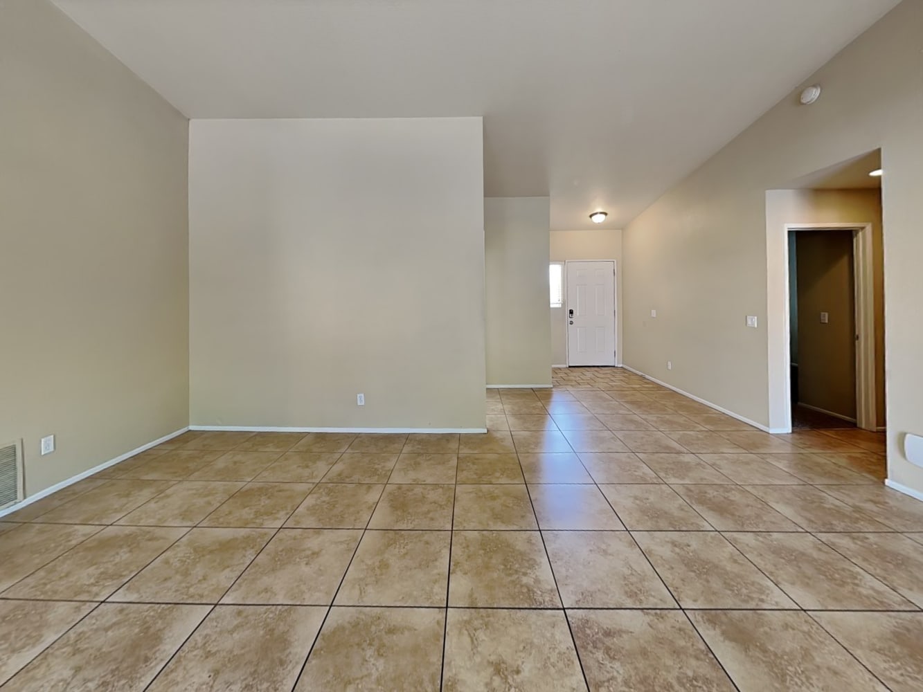 2628 N Maple Ave photo 4