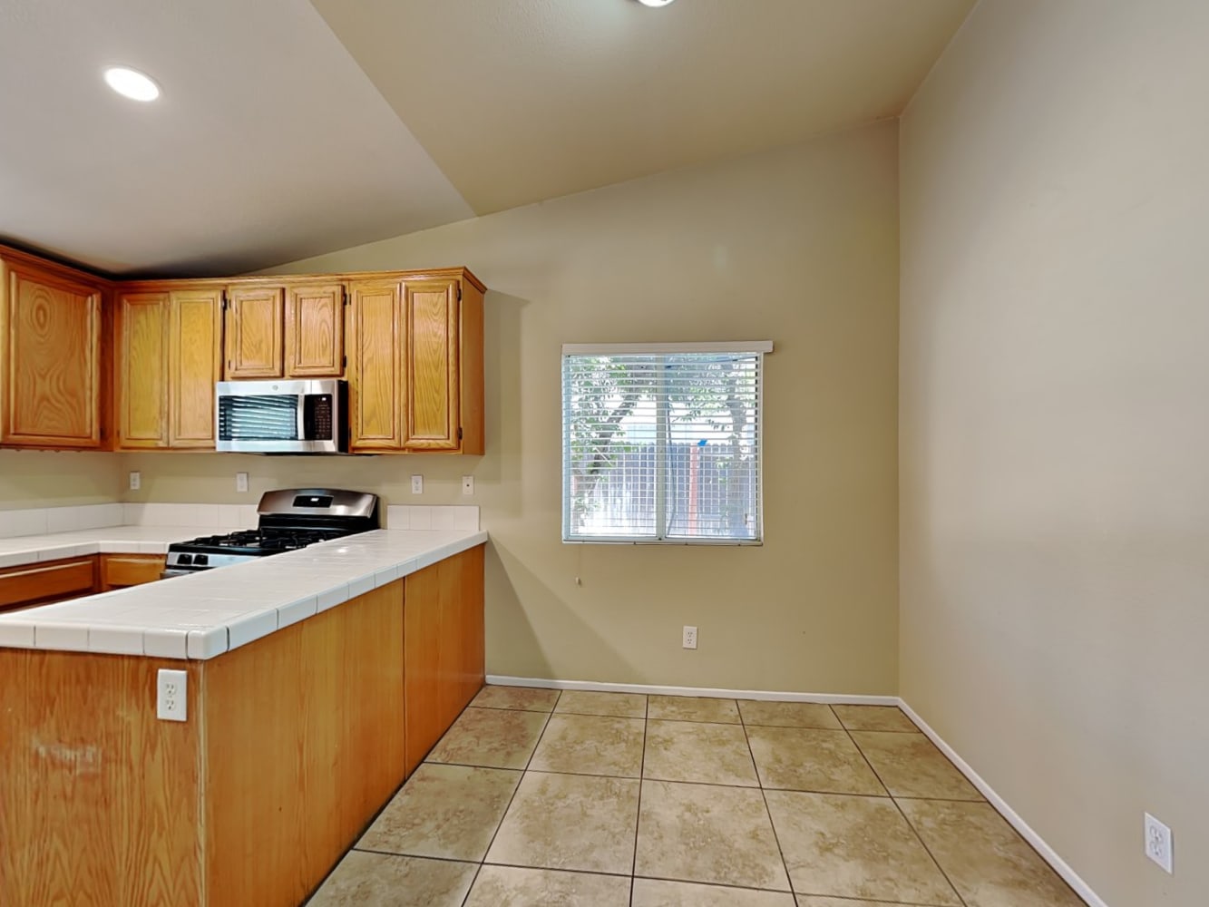 2628 N Maple Ave photo 5