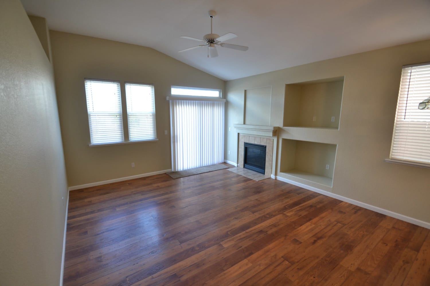 7479 Damascas Dr photo 4