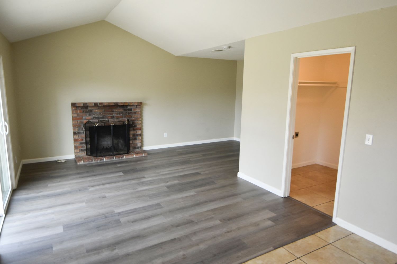 560 E Wigeon Way photo 3