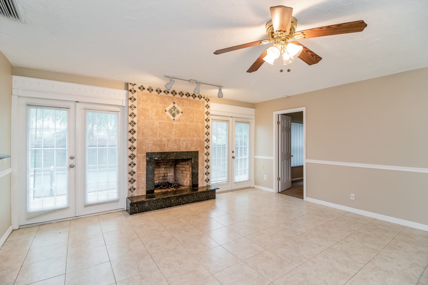 1007 Ell Way photo 4