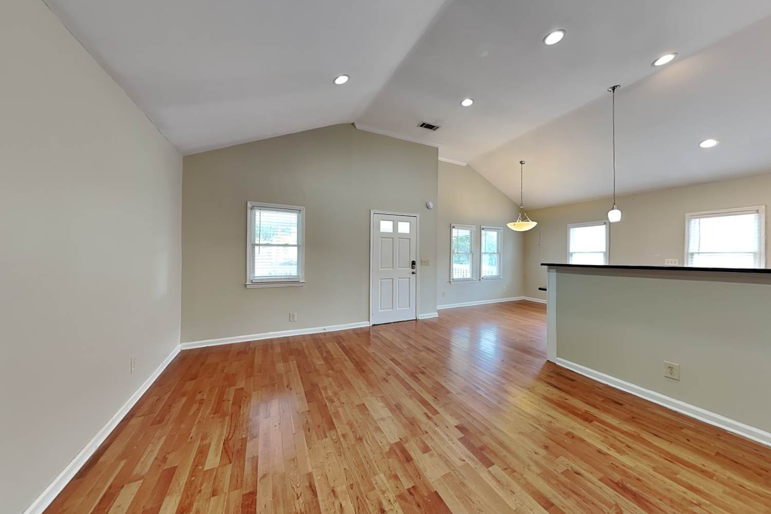1551 New St NE photo 3